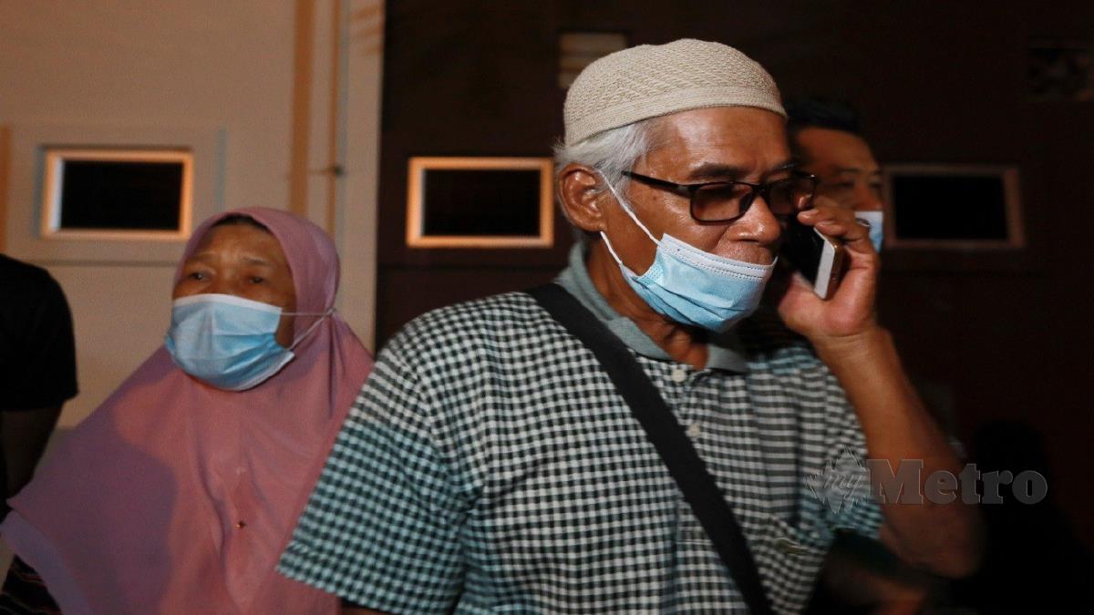 Mat Saat dan isteri, Che Rokiah ibu bapa kepada Mohd Shahlan, yang maut dalam kemalangan di Kampung Sungai Ikan Jalan Kuala Terengganu-Kota Bharu. FOTO GHAZALI KORI