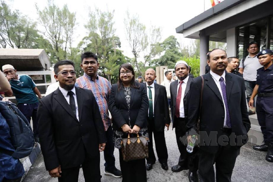  ABANG Adib, Muhammad Asraf Mohd Kassim (dua kiri) bersama peguam. FOTO Roslin Mat Tahir