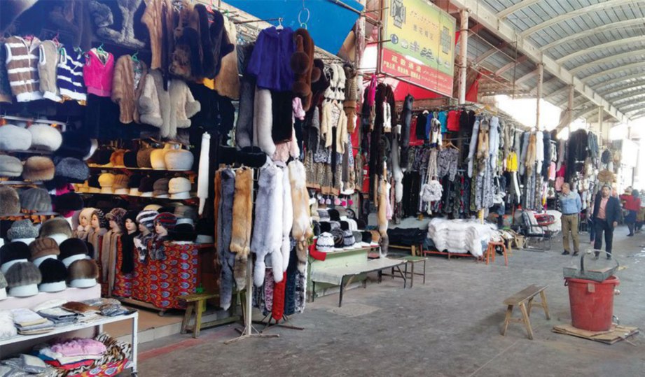ANTARA gerai yang menjual pelbagai jenis produk daripada kulit dan bulu haiwan di Bazar Kashgar.