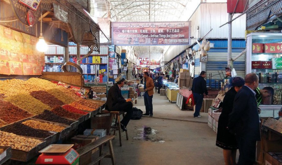 SUASANA dalam Bazar Kashgar.