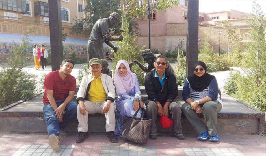 PENULIS (kiri) berhenti rehat bersama ahli kembara yang lain ketika berjalan dalam Kashgar Old City.