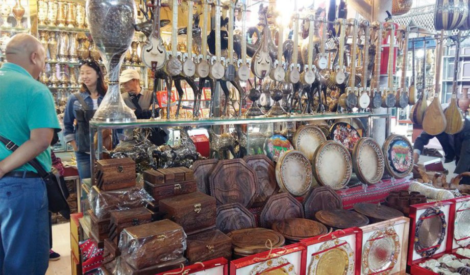 BARANG hiasan yang halus buatannya banyak dijual di Bazar Kashgar.