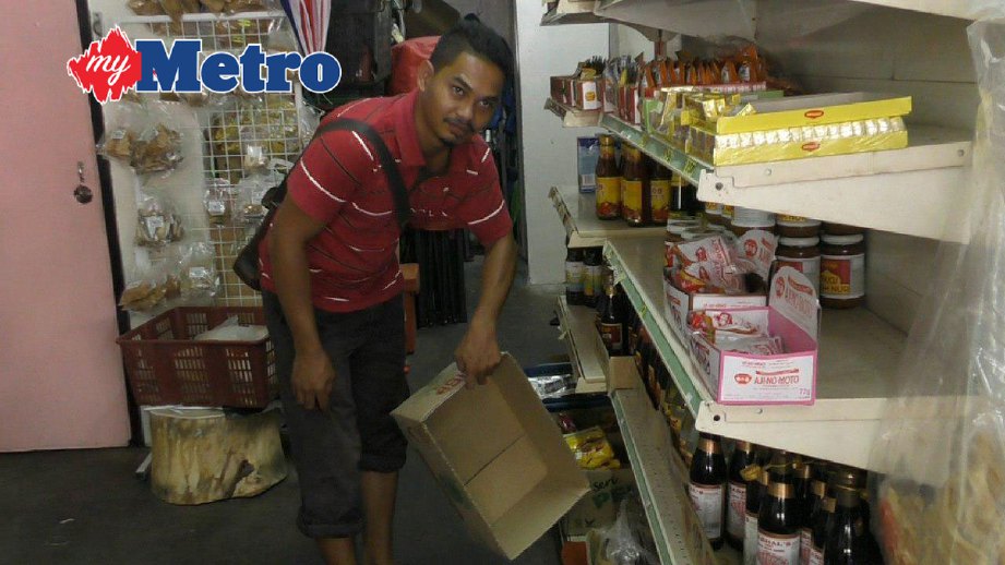 Tajuddin menunjukkan kotak minyak masak yang kosong selepas ia habis dan tiada bekalan sehingga kini. FOTO Saiful Iskandar