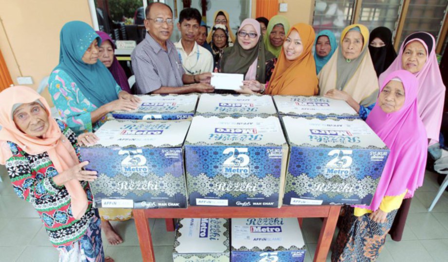 MAIAMALINA menyerahkan sumbangan kepada Ashaari di Bunut Susu, Pasir Mas.