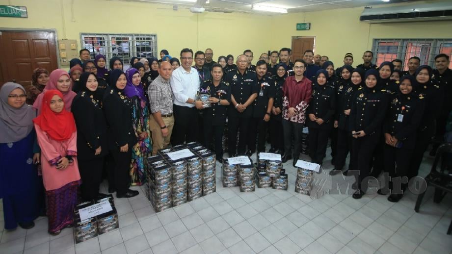 TUAN Asri (tujuh kiri) bersama Ismail (*lapan kiri) dan warga kerja JPJWPKL bersama Kotak Rezeki Harian Metro yang diterima. FOTO Mohd Yusni Ariffin