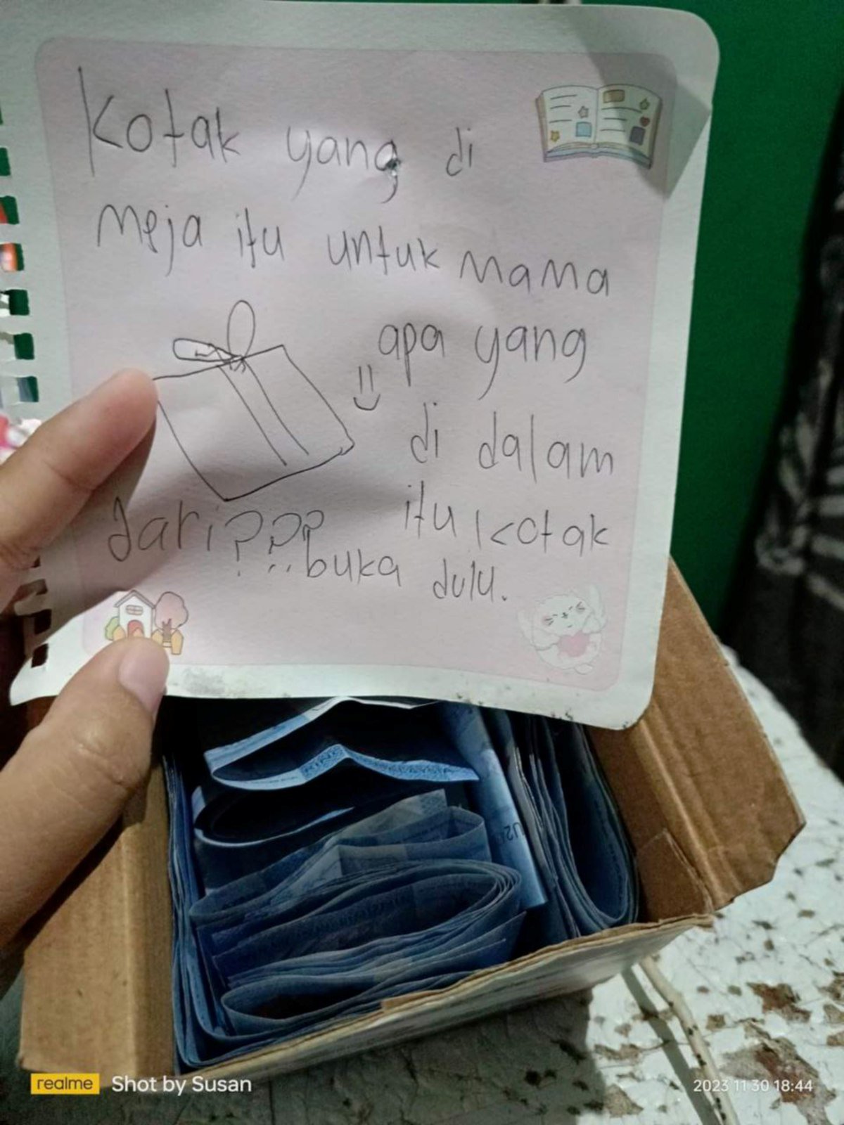 ISI kotak yang meruntun hati Susan kerana ia berisi wang kertas RM1 berjumlah RM43 yang dikumpulkan tiga anaknya Susan selama tiga minggu untuk membeli hadiah Krismas buatnya. FOTO Ihsan Susan Aloysius