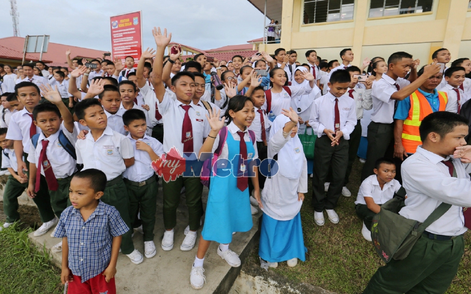 Pelajar-pelajar melambai tangan ketika kepulangan Perdana Menteri, Datuk Seri Najib Tun Razak selepas majlis perasmian SMK Bandau. FOTO Khairull Azry Bidin 