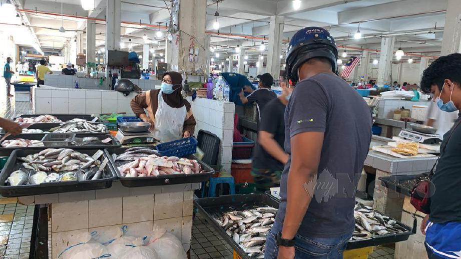 BEKALAN barang basah seperti ikan dan sayur-sayuran mencukupi di Pasar Besar, Alor Setar. FOTO NOORAZURA ABDUL RAHMAN