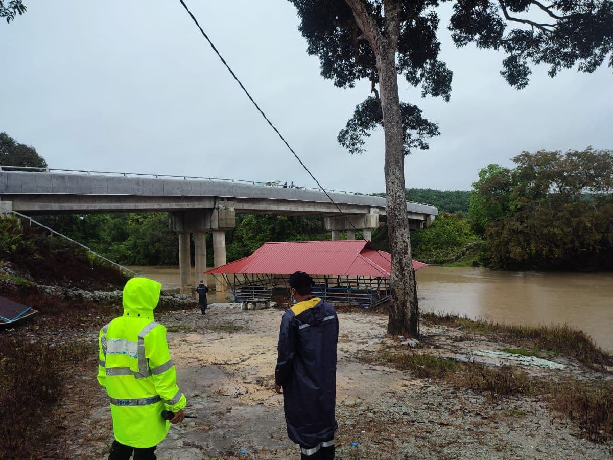 Kampung Mawai Baru dan Kampung Bukit Raja Darat, di Bayu Damai, dinaiki air akibat banjir kilat di kawasan penempatan. FOTO IHSAN POLIS JOHOR