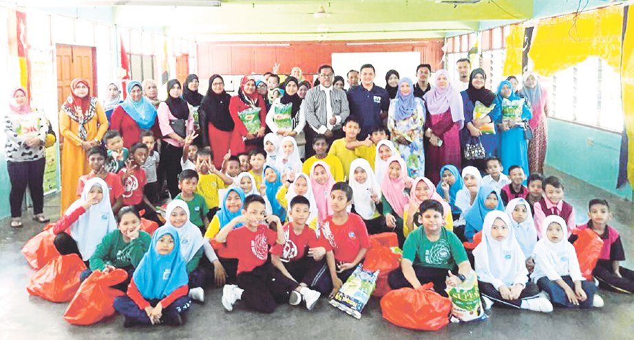 SEMUA 50 murid SK Batu Empat (1) Sentul yang menerima sumbangan barangan dapur dan pensel.