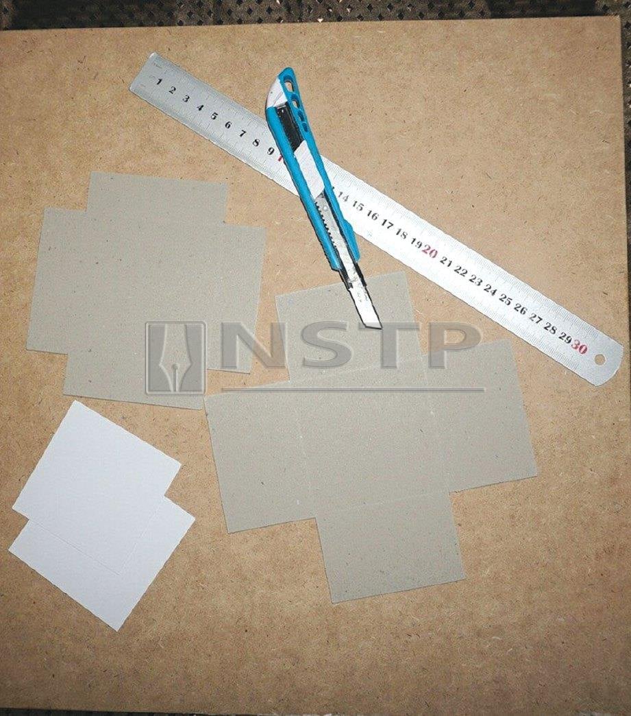 1. UKUR kertas kotak bersaiz tiga inci di atas papan serpih, kemudian potong untuk bahagian bawah dan penutup kotak.