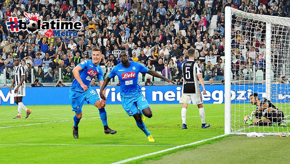 KOULIBALY (tengah) meraikan jaringannya ketika Napoli menewaskan Juventus dalam aksi Serie A. -Foto EPA