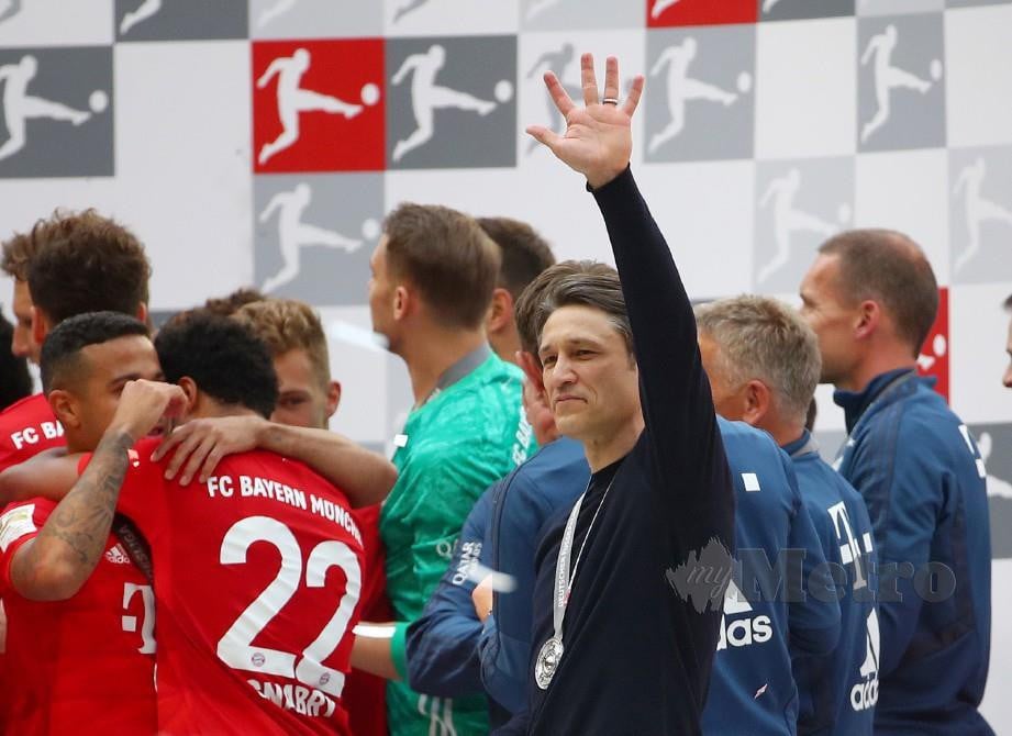Niko Kovac melambai tangan meraikan kejayaan Bayern. FOTO Reuters.