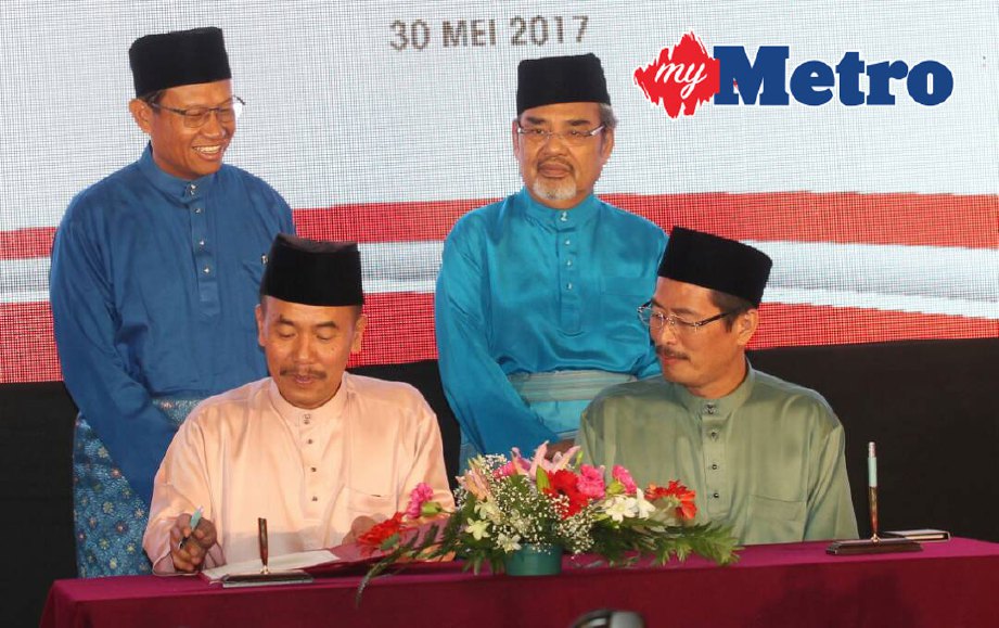 Ahmad Shabery dan Tajuddin menyaksikan Ismail dan Azam menandatangani ikrar bebas rasuah di majlis Perhimpunan Bulanan dan Majlis Berbuka Puasa MOA di Putrajaya. FOTO Mohd Fadli Hamzah