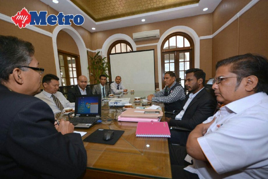 Haniff (kiri) berbincang bersama gabungan NGO di pejabatnya, hari ini. FOTO KP1M
