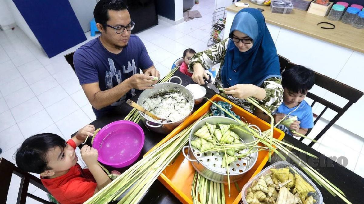 NORAMIRA bersama Mohd Najib serta ditemani anak mereka membuat ketupat palas buat kali pertama di rumah mereka di Taman Molek, Johor Bahru. FOTO NUR AISYAH MAZALAN