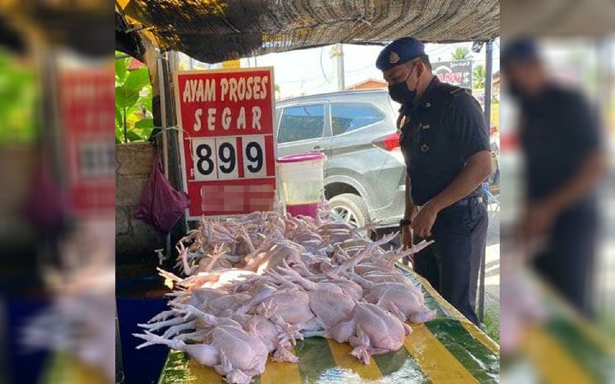 Pegawai dan angota KPDNHEP negeri Kelantan membuat pemantauan di premis menjual barangan kawalan dan keperluan asas di seluruh Kelantan. FOTO IHSAN KPDNHEP