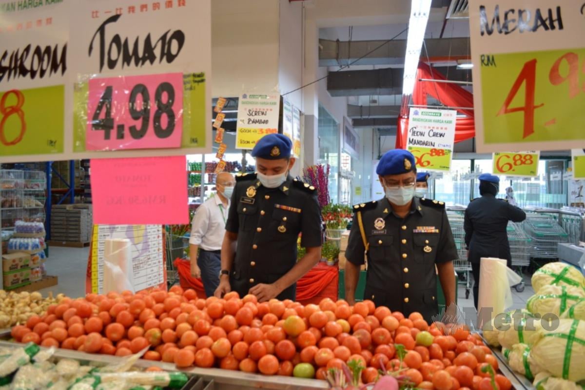 Pegawai pemantau harga KPDNHEP memeriksa keadaan harga barangan keperluan di premis sekitar Seremban menjelang perayaan Tahun Baru Cina. Ihsan KPDNHEP.