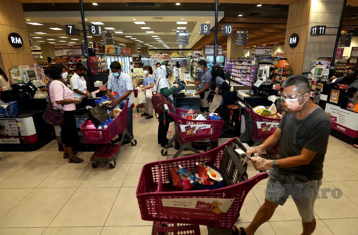 Orang ramai membeli barangan keperluan harian di pasaraya AEON Queensbay Store, Bayan Lepas. FOTO MIKAIL ONG