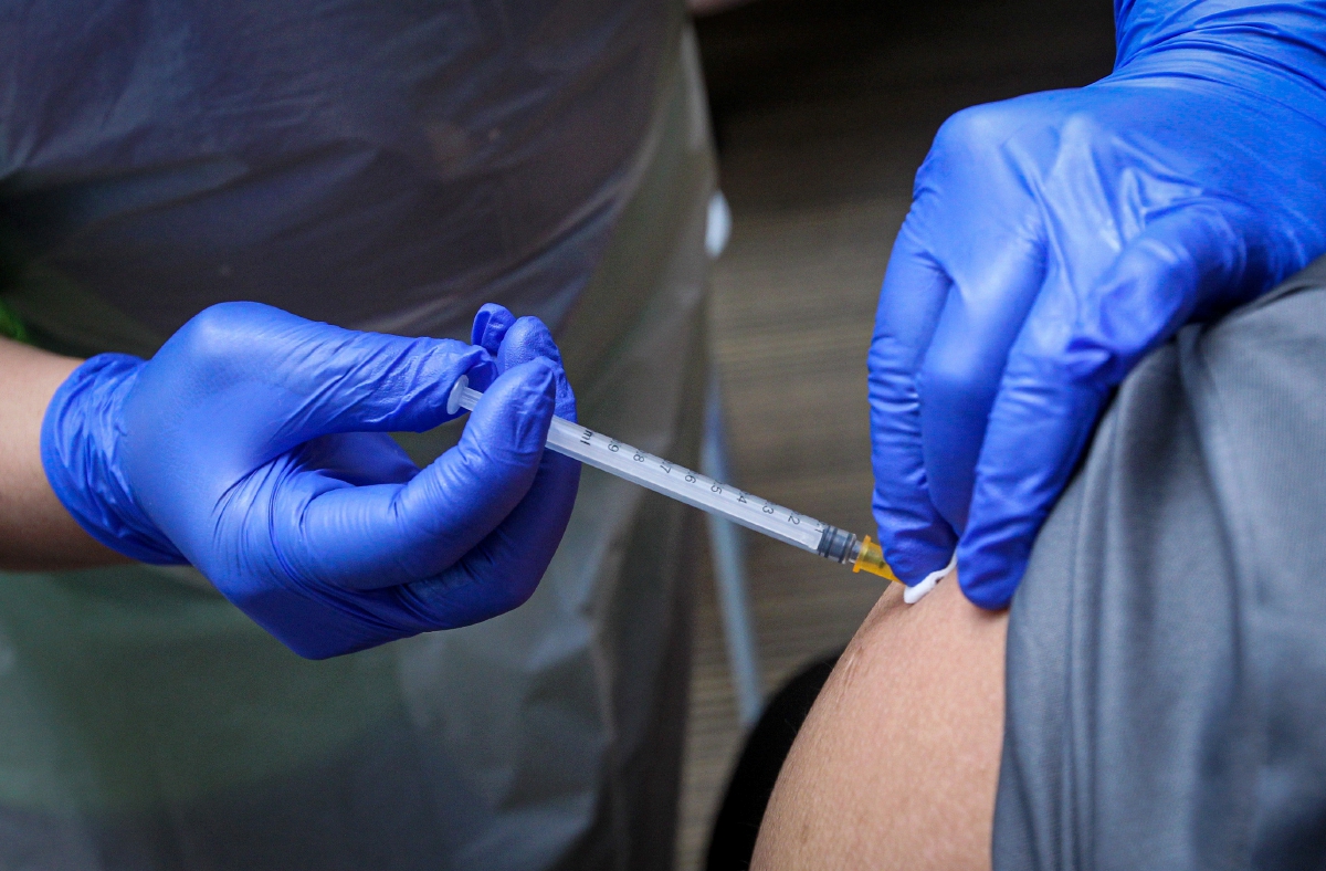 PETUGAS kesihatan menyuntik vaksin di Hospital KPJ Tawakal, KUALA LUMPUR. FOTO Aziah Azmee