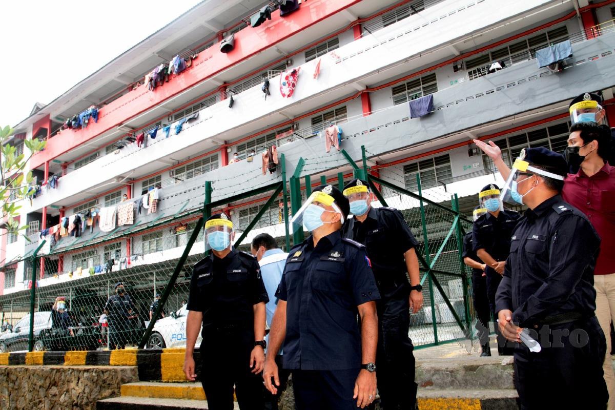 AYOB Khan (tengah) bersama pasukan polis Johor membuat pemeriksaan mengejut di asrama pekerja di kawasan Pasir Gudang yang menempatkan pekerja warga asing dan tempatan. FOTO ZAIN AHMED