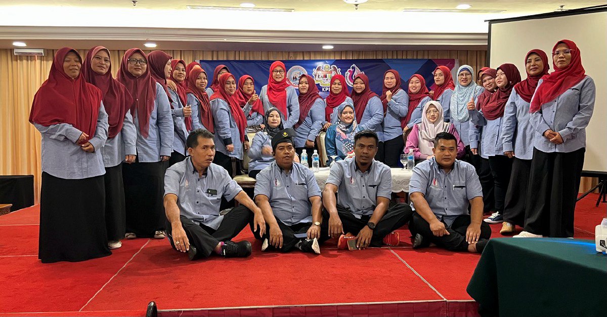 SITI Nor Asyra (duduk dua tengah) bersama peserta kursus PEKB. Zatul Iffah Zolkiply.
