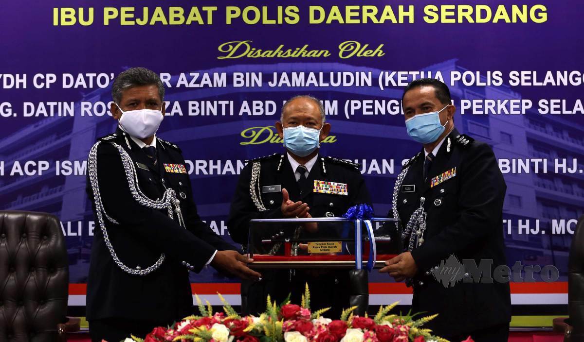 ISMADI (kiri) menyerahkan tongkat kuasa kepada Razali (kanan) pada majlis Serah Terima Tugas Ketua Polis Daerah Serdang di IPD Serdang. FOTO Hairul Anuar Rahim