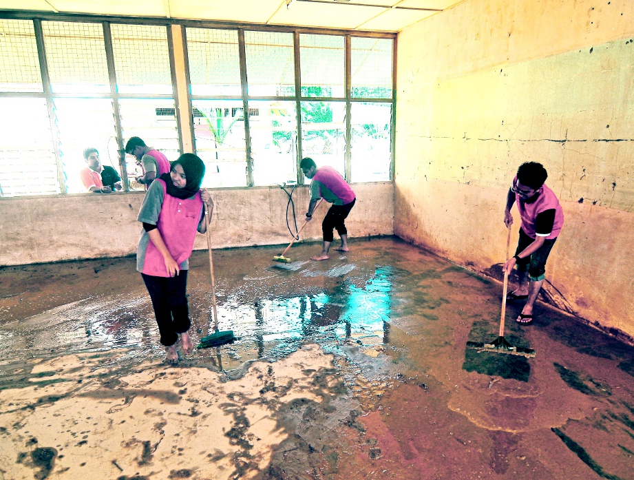 Pelajar  Kolej Poly-Tech Mara (KPTM)  kampus cawangan Kuantan dan Gua Musang bergotong-royong membersihkan kawasan Sekolah Menengah Kebangsaan Pulau Tawar yang dilanda banjir.