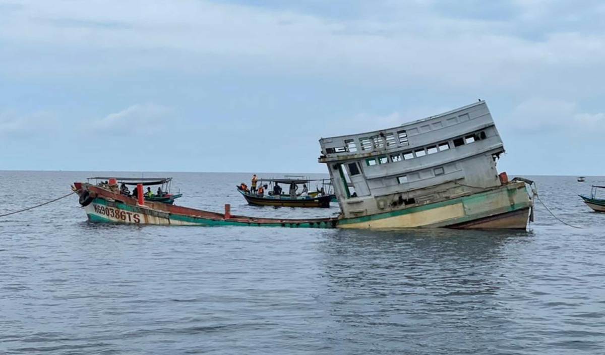 KERJA-KERJA menenggelamkan bot nelayan Vietnam yang dilucut hak untuk dijadikan tukun berhampiran perairan Gong Balai, Merchang, Marang. FOTO Ihsan APMM