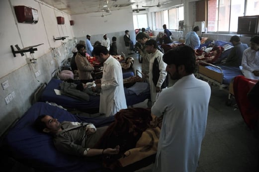 Mangsa gempa bumi yang cedera di Pakistan dirawat  di sebuah hospital di Peshawar. - Foto AFP