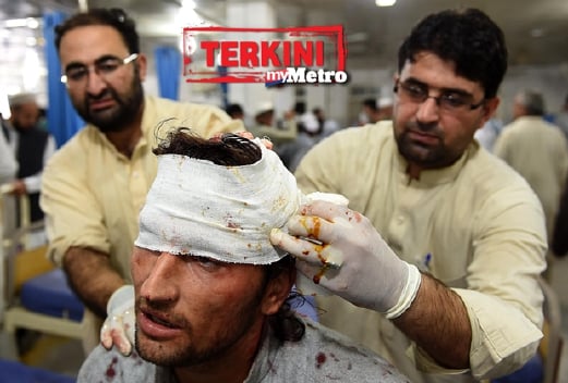 Seiorang mangsa yang cedera dirawat di sebuah hospital di Peshawar, Pakistan. Seramai 152 orang terbunuh di Pakistan akibat gempa bumi yang berlaku di Jurm, Afghanistan, berdekatan sempandan Pakistan, petang semalam. - Foto AFP 