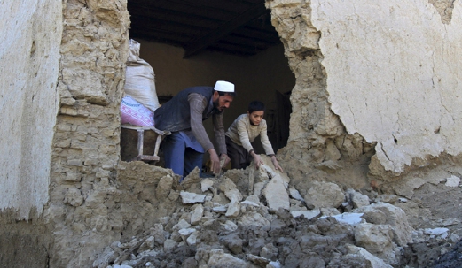 Penduduk di daerah Behsud, wilayah Nangarhar, Afghanistan, membersihkan runtuhan dalam rumahnya. - Foto . REUTERS