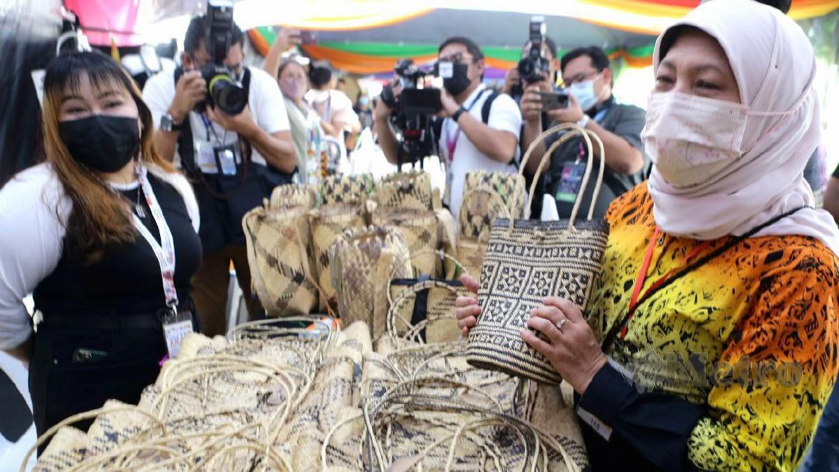 Nancy (kanan) ketika melawat gerai kraftangan dan makanan sempena Citrawarna Keluarga Malaysia 2022 di Tebingan Kuching di sini, hari ini. Foto Nadim Bokhari 