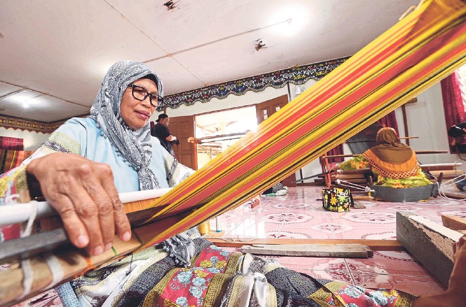 TENUNAN dastar adalah tradisi suku kaum Irranun, Kota Belud, Sabah.