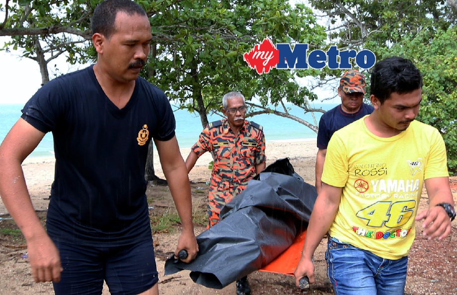 Anggota Bomba dan Penyelamat Johor mengangkat mayat mangsa yang ditemui semalam. - Foto BERNAMA