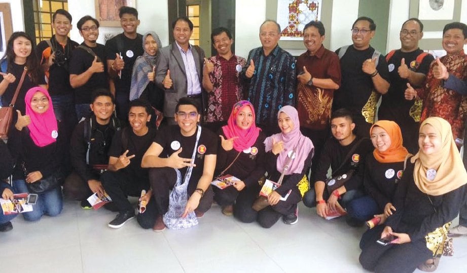 BERGAMBAR kenangan bersama tetamu daripada universitas Indonesia yang mengambil bahagian.