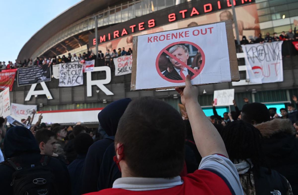 PENYOKONG Arsenal berkumpul di luar Stadium Emirates, Jumaat lalu. FOTO AFP