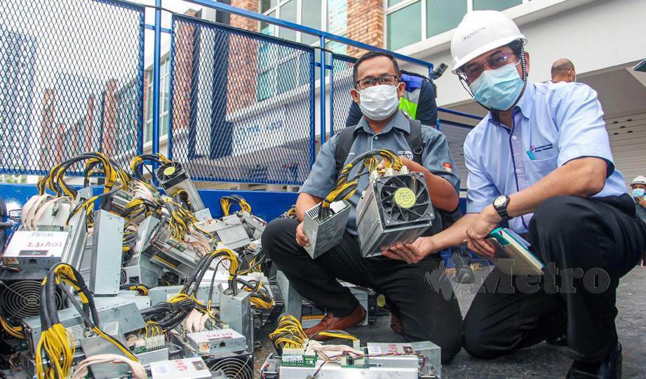 ANTARA peralatan melombong bitcoin yang dirampas. FOTO Luqman Hakim Zubir