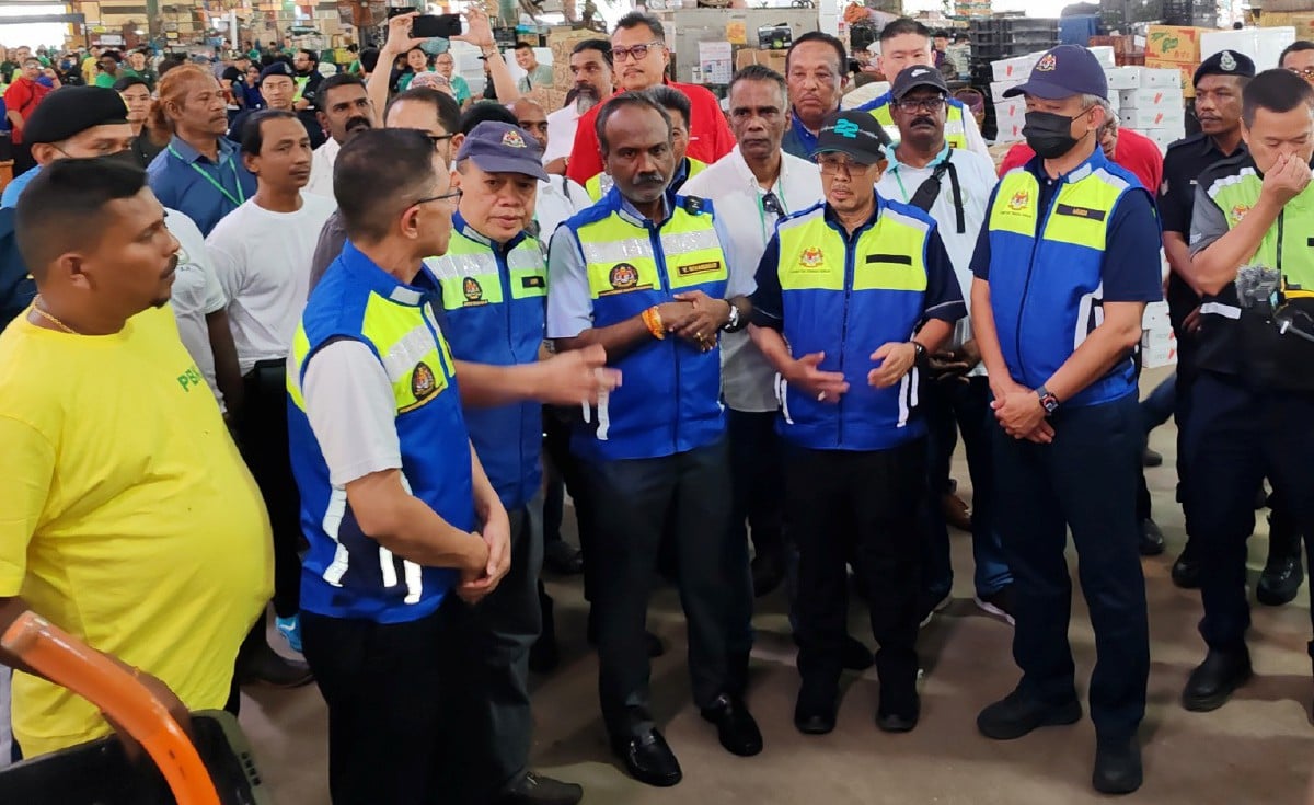 SIVAKUMAR (empat dari kiri) ketika hadir Operasi Penguatkuasaan Perburuhan Secara Bersepadu di Pasar Borong Kuala Lumpur. FOTO Facebook Jkkp WP Kuala Lumpur 