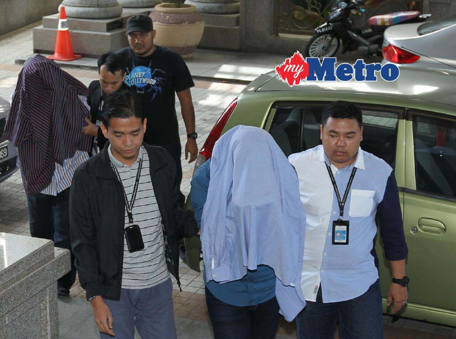 Ketua Setiausaha (KSU) sebuah kementerian dan seorang anak lelakinya dibawa ke Mahkamah Majistret Putrajaya selepas ditahan reman selama 11 hari dan dibebaskan bagi membantu siasatan kes rasuah dan salah guna kuasa. FOTO Ahmad Irham Mohd Noor