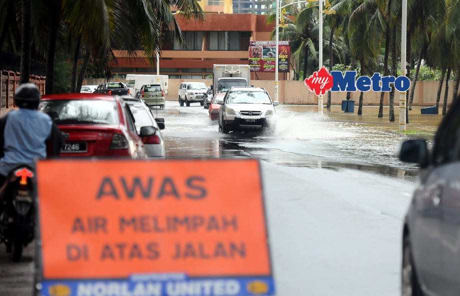 Keadaan Jalan Pantai Batu Buruk, Kuala Terengganu, yang dilimpahi air. - Foto MOHD SYAFIQ RIDZUAN AMBAK
