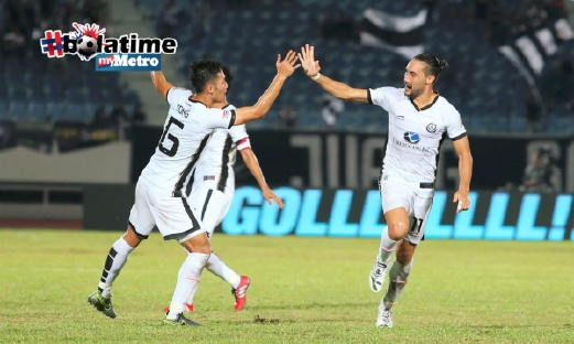Pemain Terengganu, Issey Nakajima (kanan) meledak gol pertama Terengganu menentang Selangor. FOTO NSTP/ASWADI ALIAS