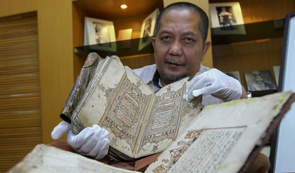 WAN Ahmad Arshad menunjukkan manuskrip  Siratul Mustaqim dan Durr al-Faraid bertarikh 1634 dan 1630 Hijrah karangan Sheikh Nuruddin Ar Raniri. 