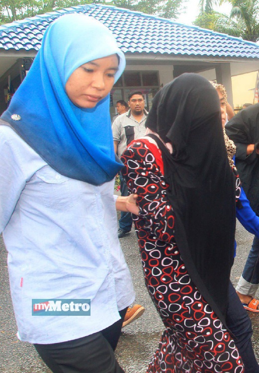 KONTRAKTOR  wanita antara 23 kontraktor Kelas F yang dituduh di Mahkamah Majistret Dungun, Terengganu, hari ini. FOTO Rozainah Zakaria ROZAINAH ZAKARIA