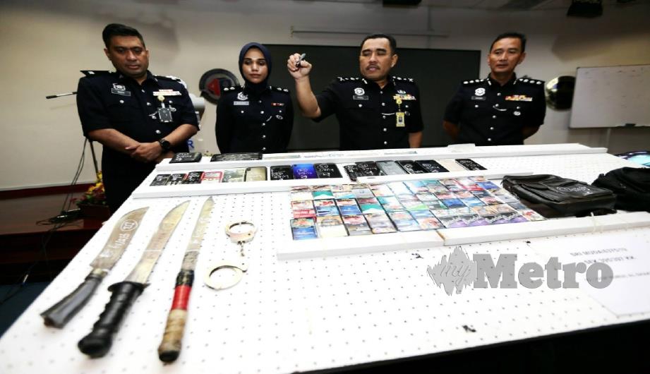  Fadzil Ahmat (tiga kiri) menunjukkan barangan rampasan kes samun bersenjata kedai 24jam Geng KTM Duke pada sidang media di IPK Selangor. FOTO Roslin Mat Tahir.