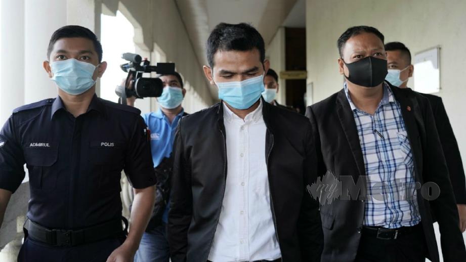 MOHD Amin (tengah) didakwa di Mahkamah Sesyen Kuala Lumpur atas pertuduhan menerima rasuah. FOTO Eizairi Shamsudin. 