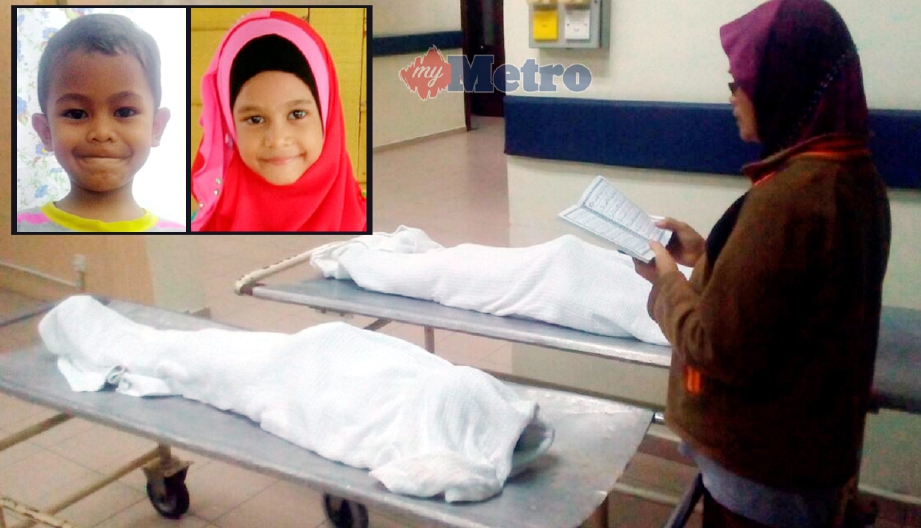 Ibu mangsa, Rosnaha Ahmad 42, membacakan surah Yasin ketika menemani jenazah dua anaknya, Siti Khadijah Dalili Zulkiflee, 7, dan Muhammad Alee Zulhaikal, 4, (gambar kecil) di bilik mayat Hospital Temerloh. - Foto AMIR HAMZAH NORDIN