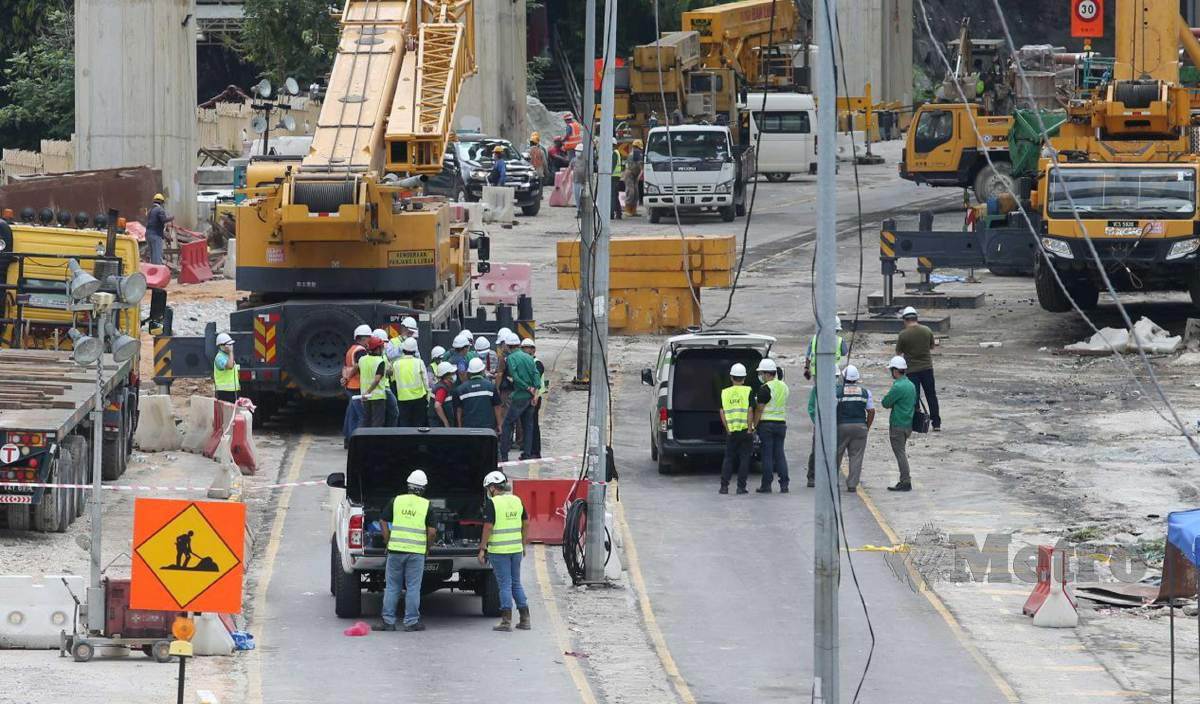TINJAUAN keadaan semasa lokasi kejadian kren gantri yang jatuh meragut tiga nyawa di tapak pembinaan lebuh raya SUKE berhampiran Persiaran Alam Damai. FOTO Eizairi Shamsudin