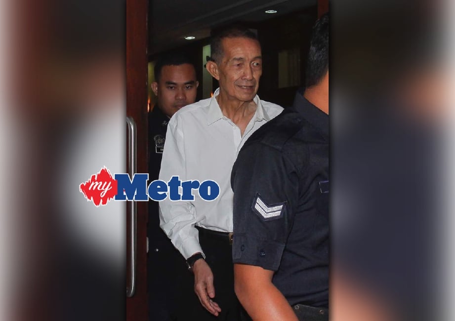 Tengku Iskandar Tengku Ahmad, 71, ketika di Mahkamah Sesyen, Petaling Jaya, hari ini. - Foto SARAH ZULKIFLI