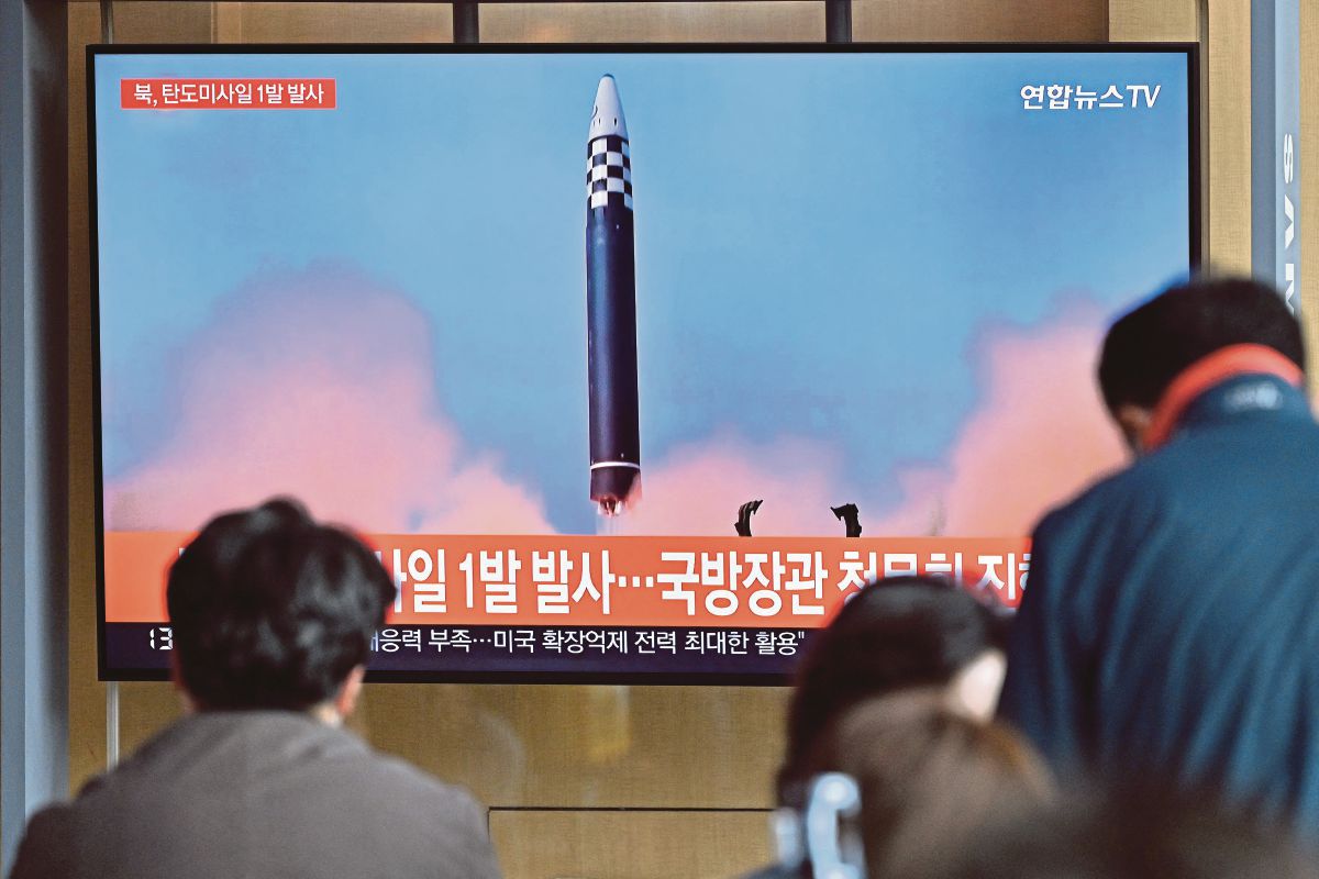 KOREA Utara didakwa melancarkan peluru berpandu ke Laut Timur. FOTO AFP 
